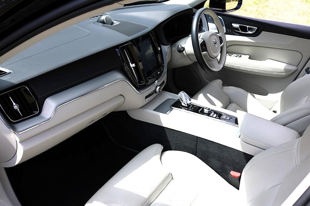 Volvo XC60 2.0 B5 MHEV Inscription Pro SUV 5dr Diesel Hybrid Auto AWD Euro 6 (s/s) (235 ps)