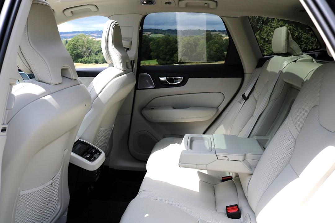 Volvo XC60 2.0 B5 MHEV Inscription Pro SUV 5dr Diesel Hybrid Auto AWD Euro 6 (s/s) (235 ps)
