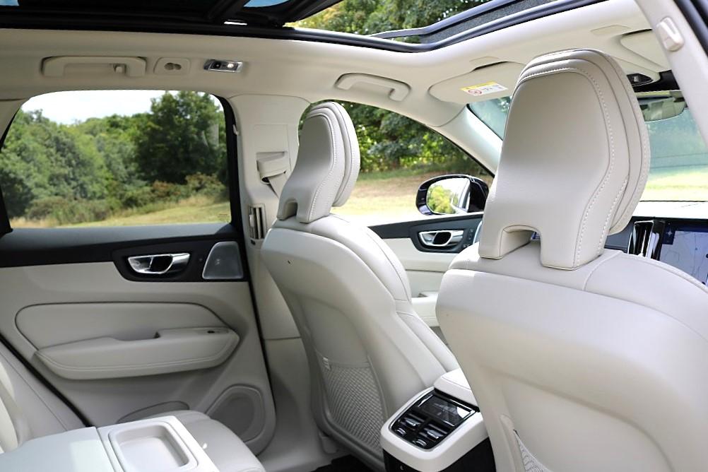 Volvo XC60 2.0 B5 MHEV Inscription Pro SUV 5dr Diesel Hybrid Auto AWD Euro 6 (s/s) (235 ps)