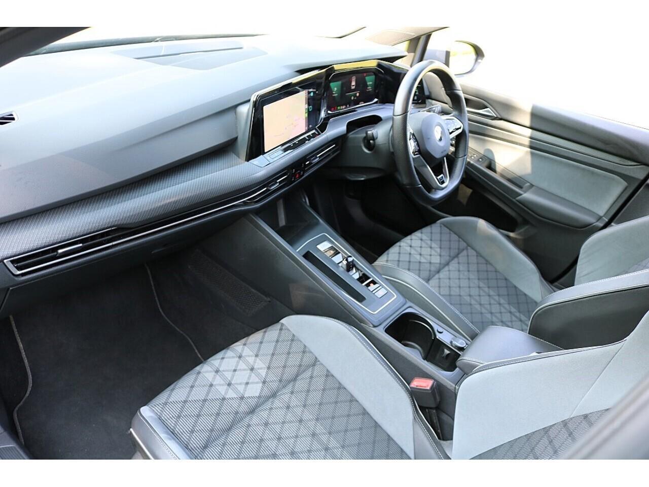 Volkswagen Golf 2.0 TDI R-Line (Heated Wheel+18