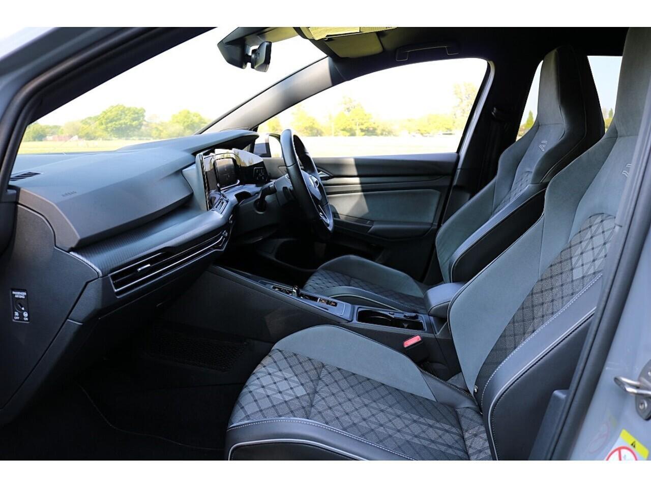 Volkswagen Golf 2.0 TDI R-Line (Heated Wheel+18