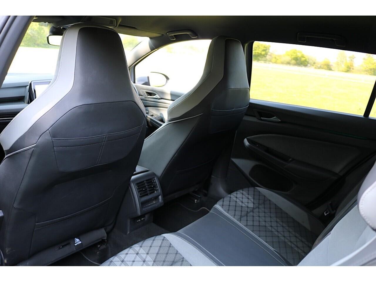 Volkswagen Golf 2.0 TDI R-Line (Heated Wheel+18