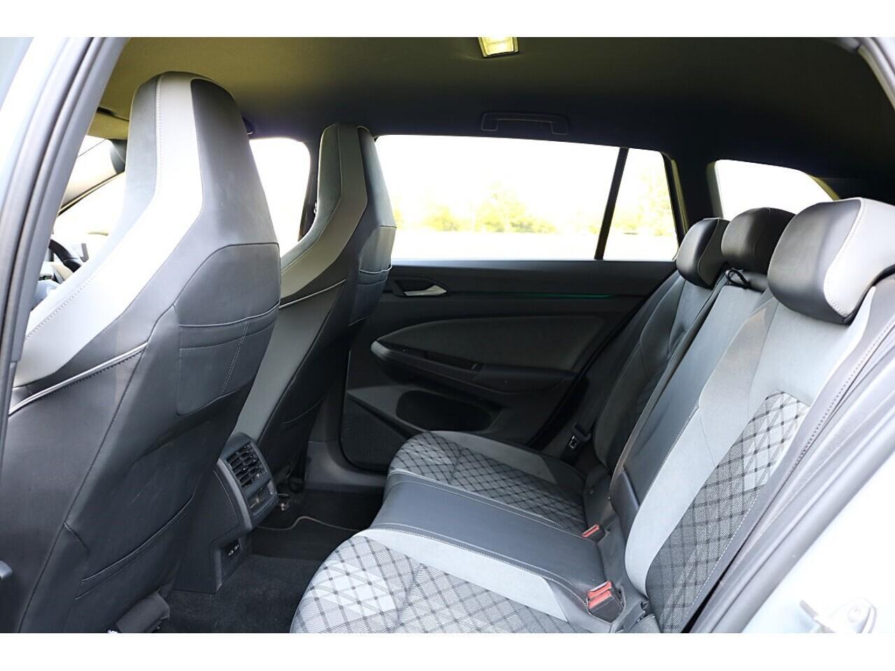 Volkswagen Golf 2.0 TDI R-Line (Heated Wheel+18