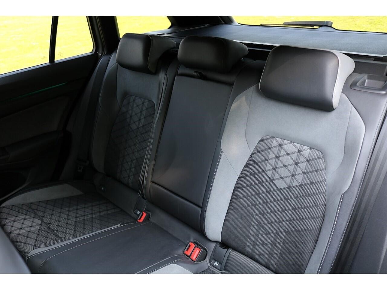 Volkswagen Golf 2.0 TDI R-Line (Heated Wheel+18