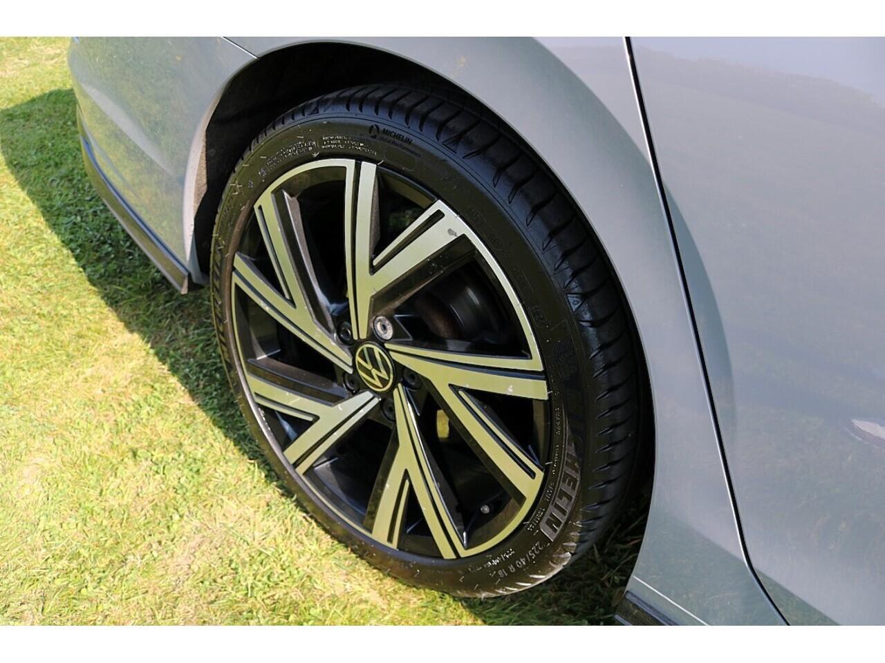 Volkswagen Golf 2.0 TDI R-Line (Heated Wheel+18
