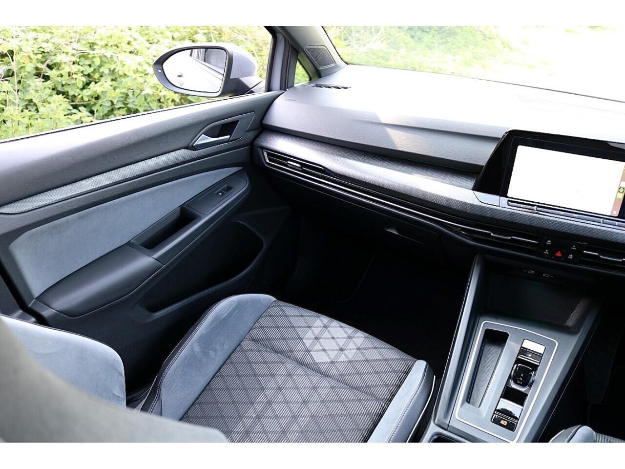 Volkswagen Golf 2.0 TDI R-Line (Heated Wheel+18