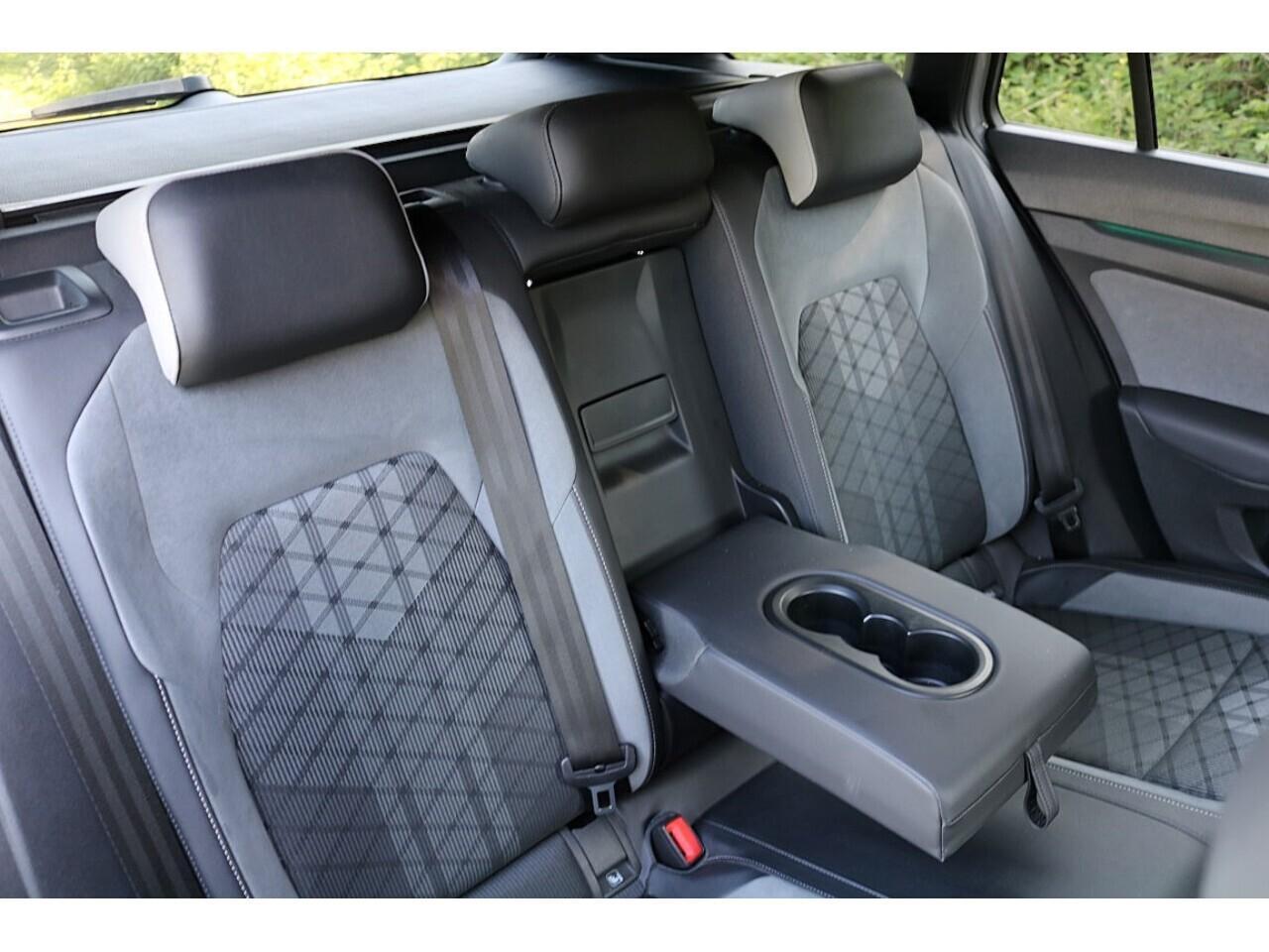 Volkswagen Golf 2.0 TDI R-Line (Heated Wheel+18
