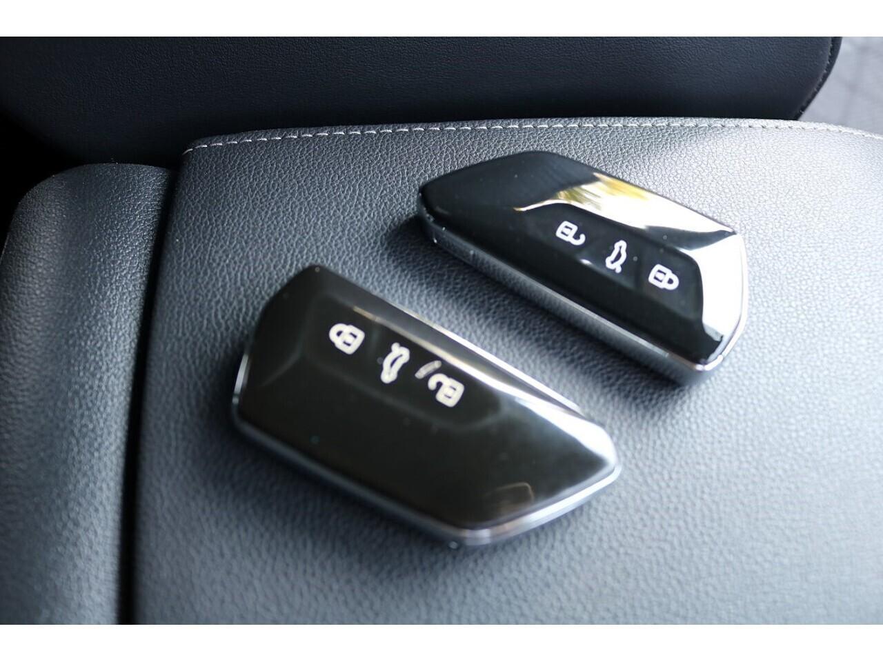 Volkswagen Golf 2.0 TDI R-Line (Heated Wheel+18