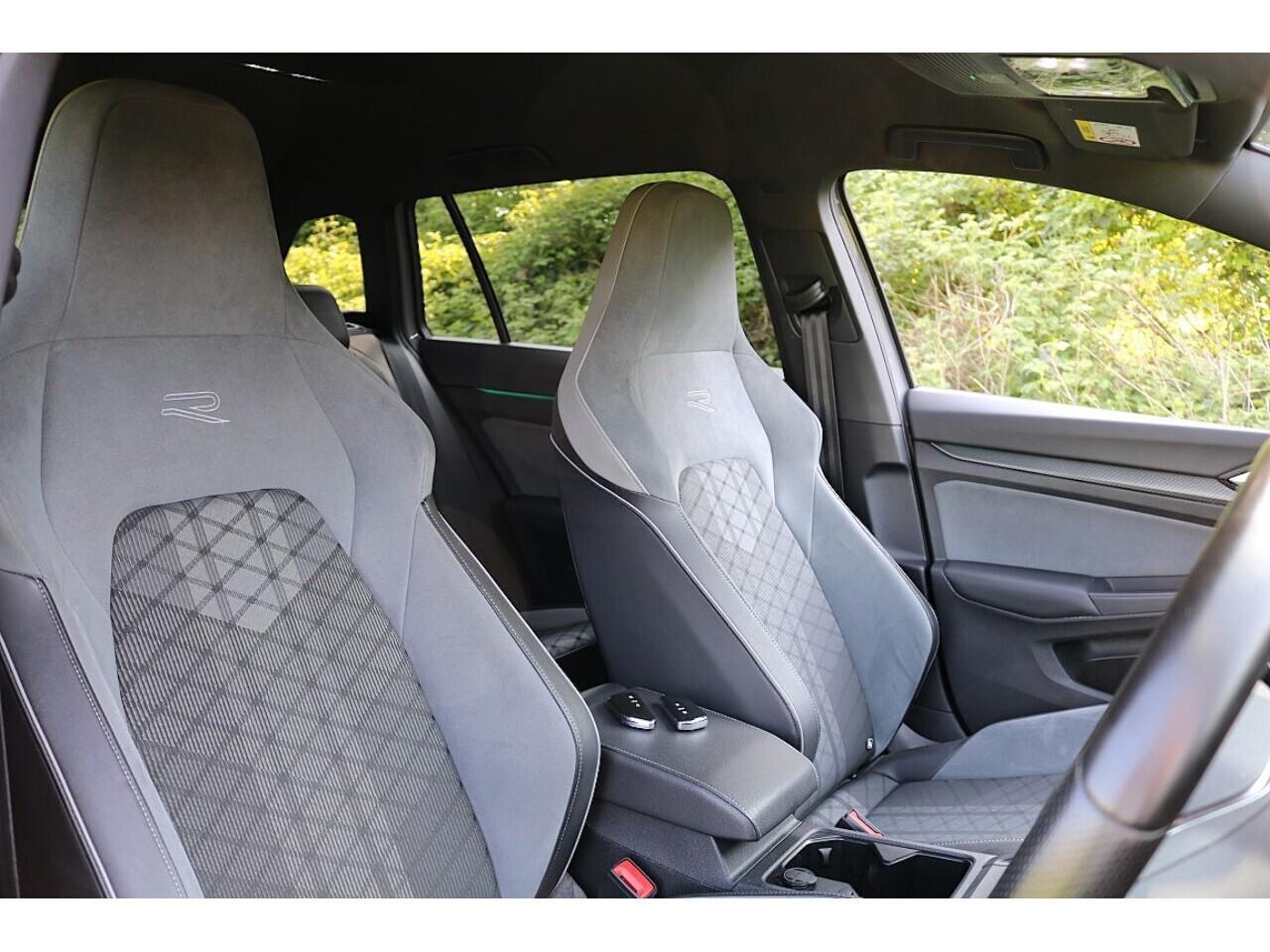 Volkswagen Golf 2.0 TDI R-Line (Heated Wheel+18